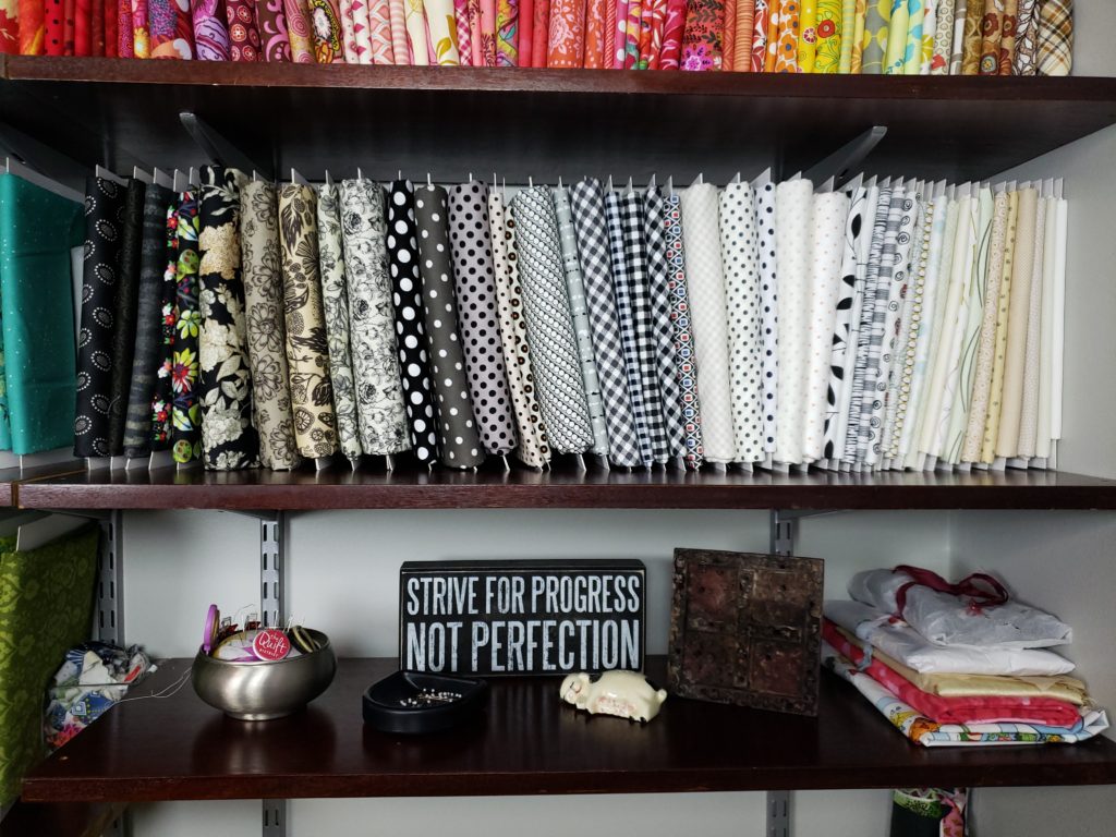 Using comic book boards to organize fabric. : r/quilting